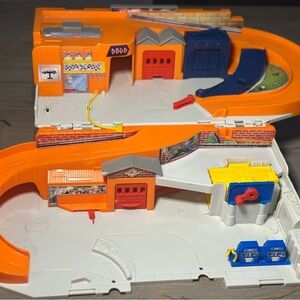 Used Mattel Hot Wheels Sto N Go Service Station Center Playset